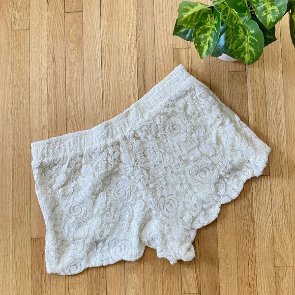Pins and Needles Cream Lace Scalloped Shorts – Size S - Picture 11 of 11